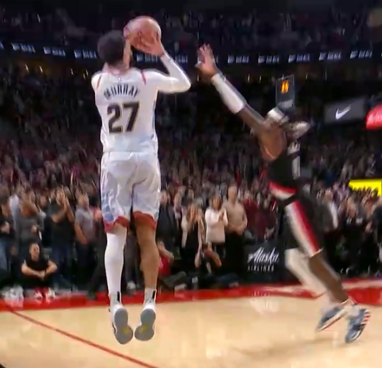 开拓者大胜掘金，利拉德突破圈还击主场领先