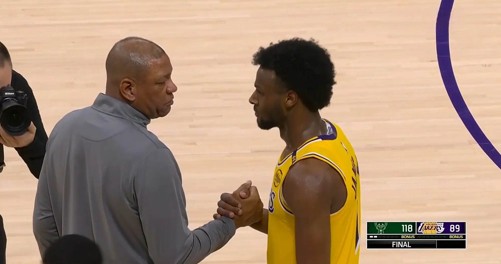 老鹰客场大胜雄鹿，迎来连胜