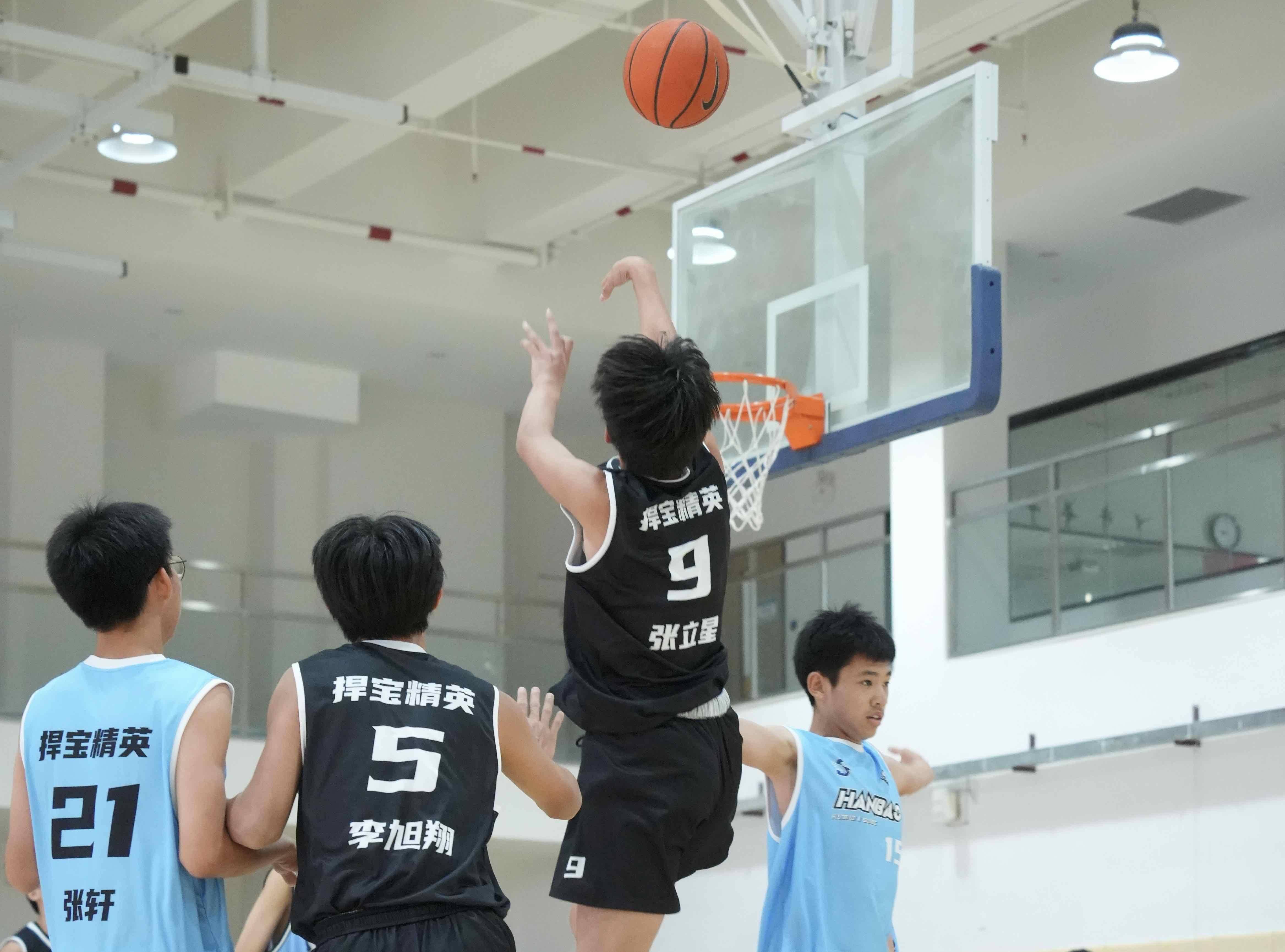 篮球爱好者疯狂围观比赛观战激烈 篮球爱好者疯狂围观比赛观战激烈