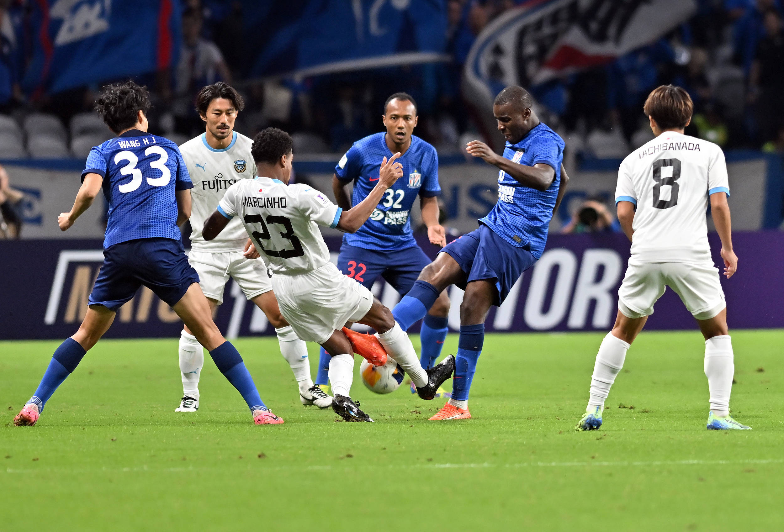 足球比赛中球员们尽展拼搏精神