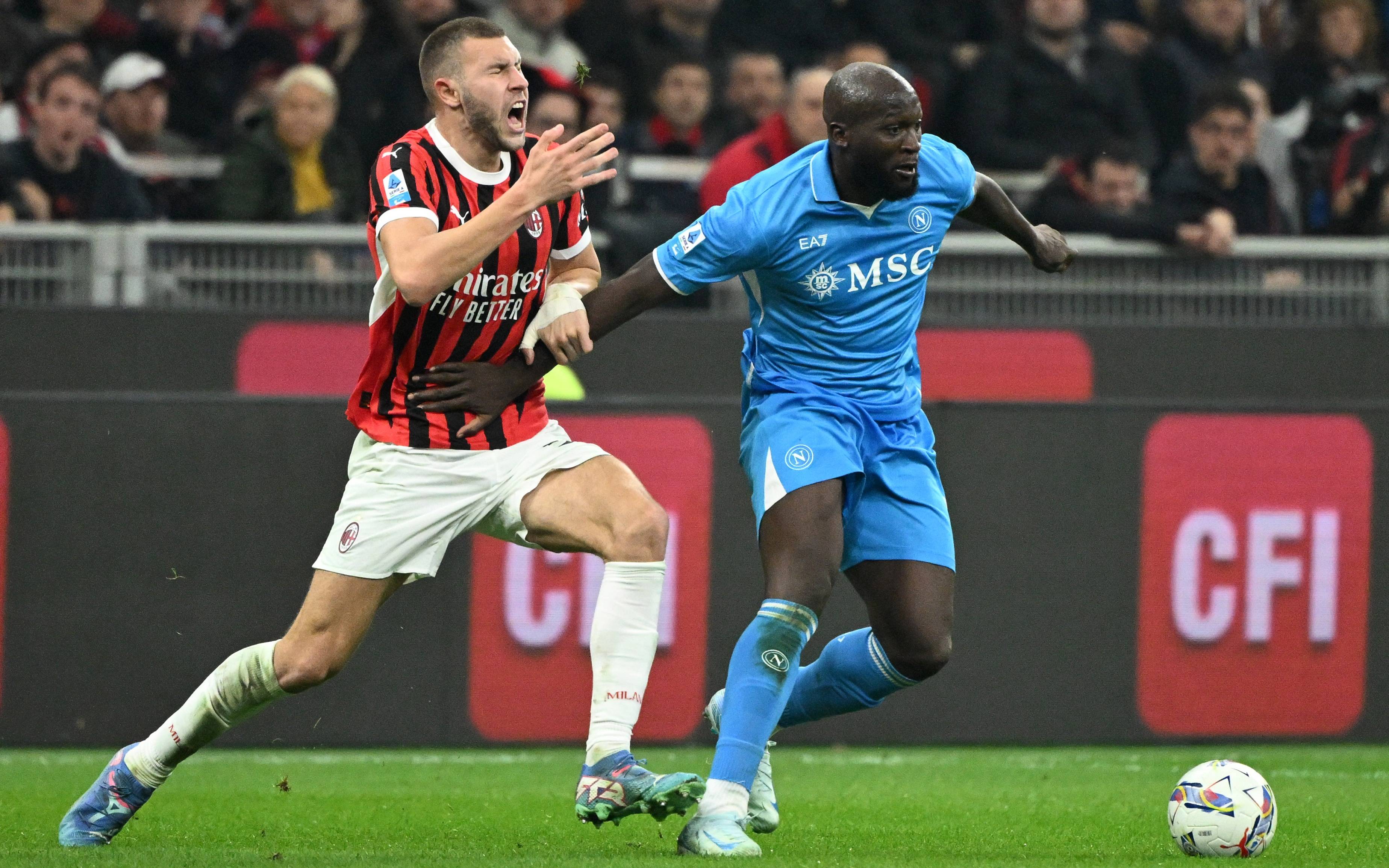 包含AC米兰攀升积分榜榜首，成为争冠热门之一的词条