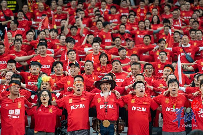 比赛现场的激烈角逐让球迷尽情欢呼的简单介绍 比赛现场的激烈角逐让球迷尽情欢呼的简单介绍