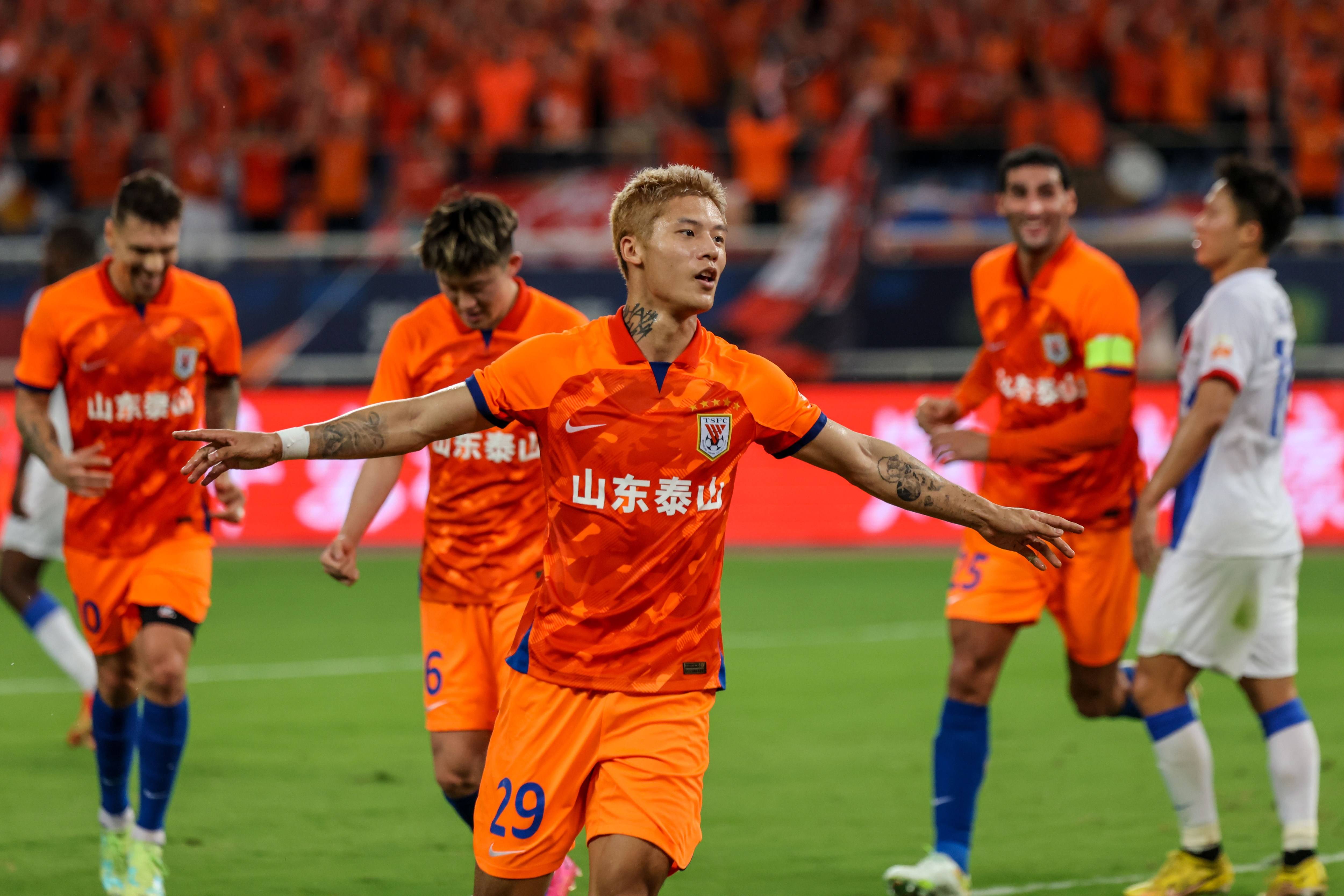 国内足球热门战事，谁将笑到最后？