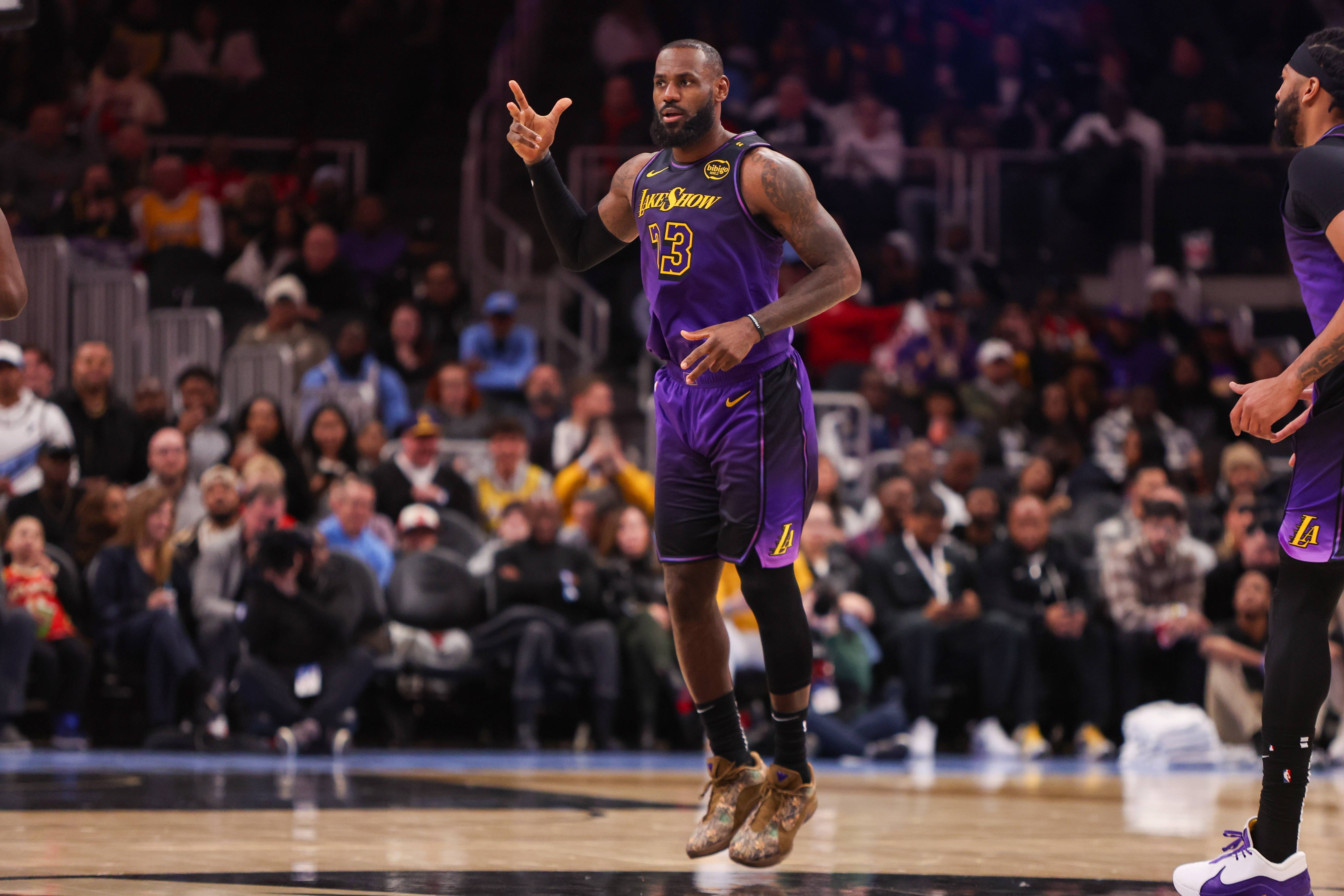 詹姆斯返回骑士复出首秀表现神勇 詹姆斯返回骑士复出首秀表现神勇