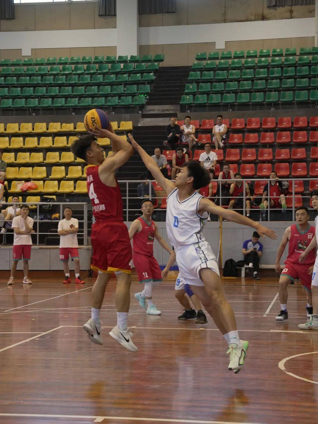 张三率队高歌猛进,篮球赛场再掀热潮 张三率队高歌猛进,篮球赛场再掀热潮