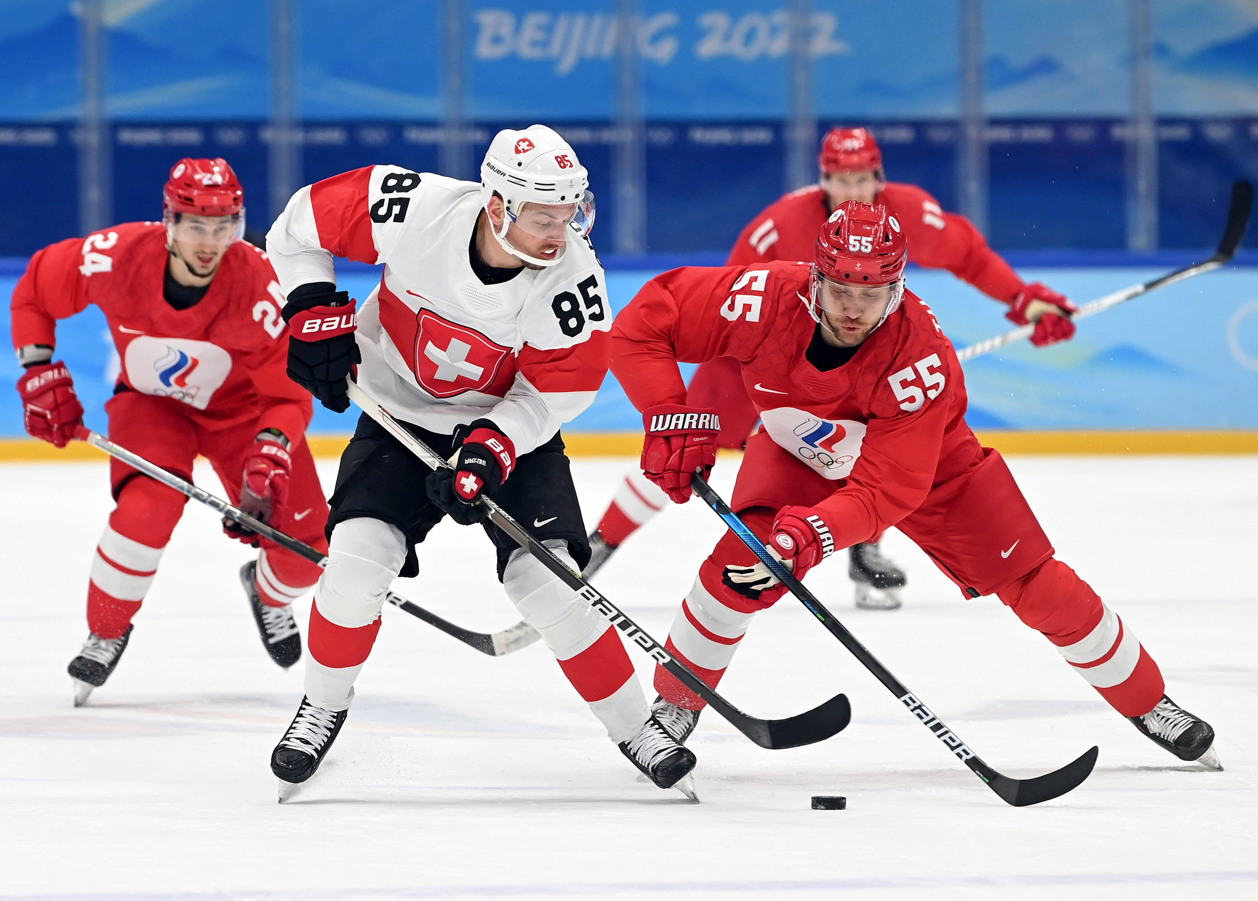 俄罗斯冰球队联手施压晋级下一轮