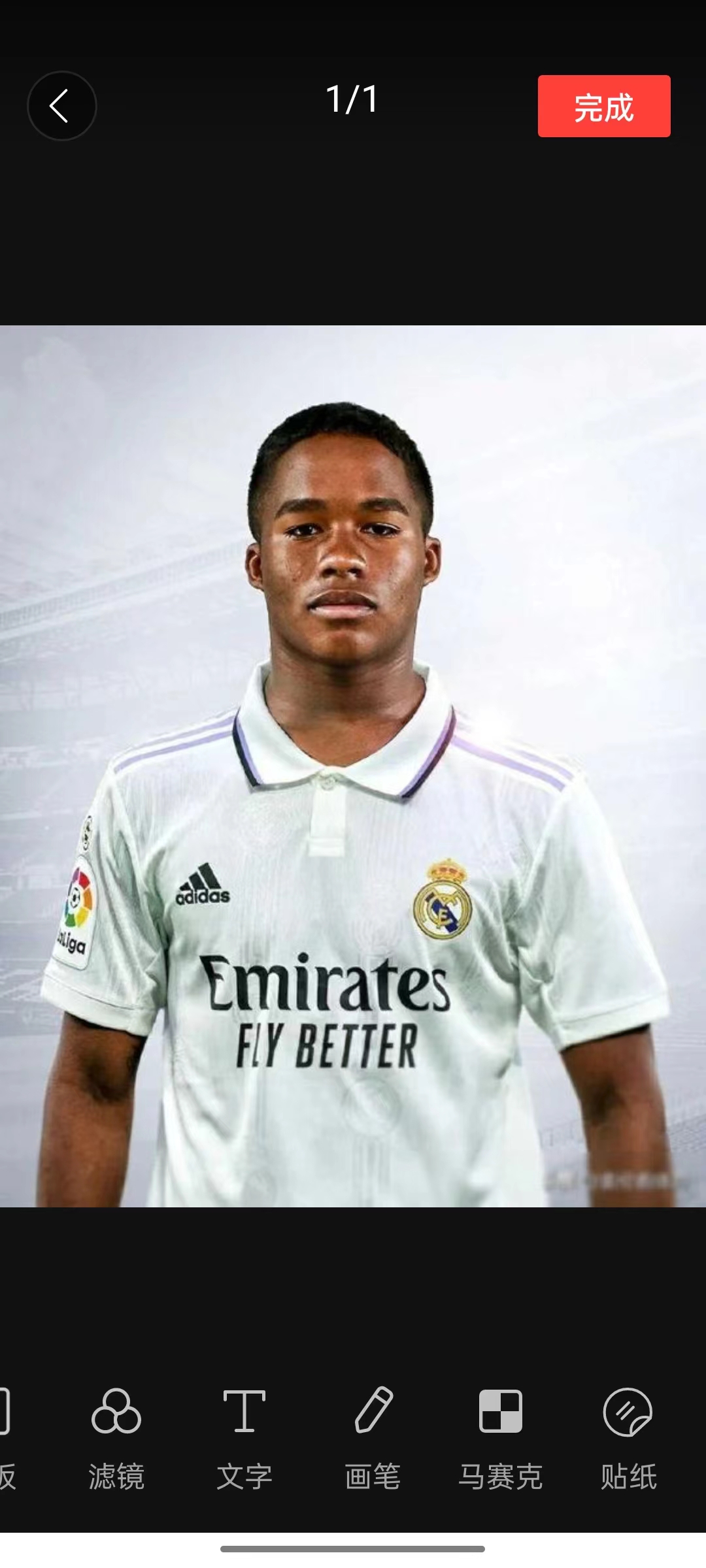 关于足球队新秀崭露头角，球迷为新星掌声不断的信息