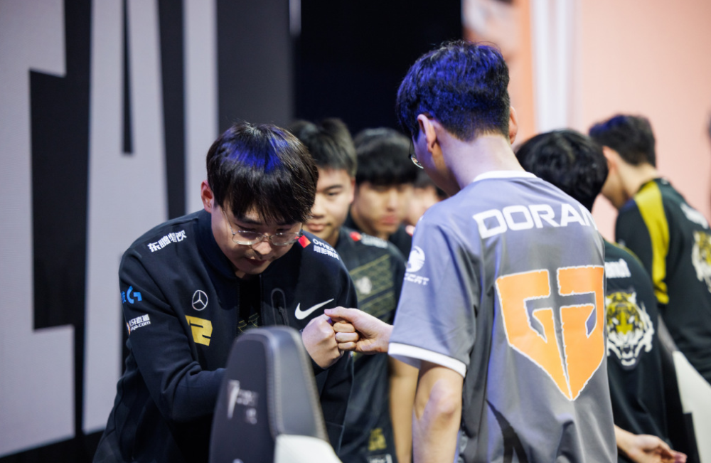 包含DFM翻盘BRO,Zeus拿下关键大龙焦点之战小组赛,留下经典瞬间的词条 包含DFM翻盘BRO,Zeus拿下关键大龙焦点之战小组赛,留下经典瞬间的词条