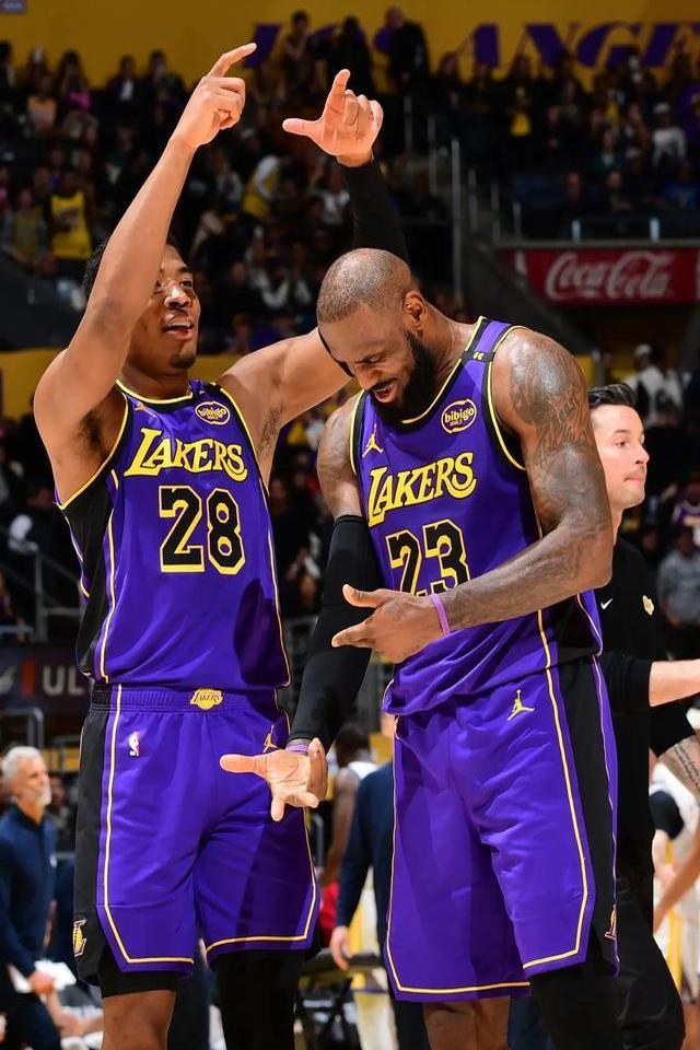 NBA比赛:湖人击败勇士,取得连胜 NBA比赛:湖人击败勇士,取得连胜