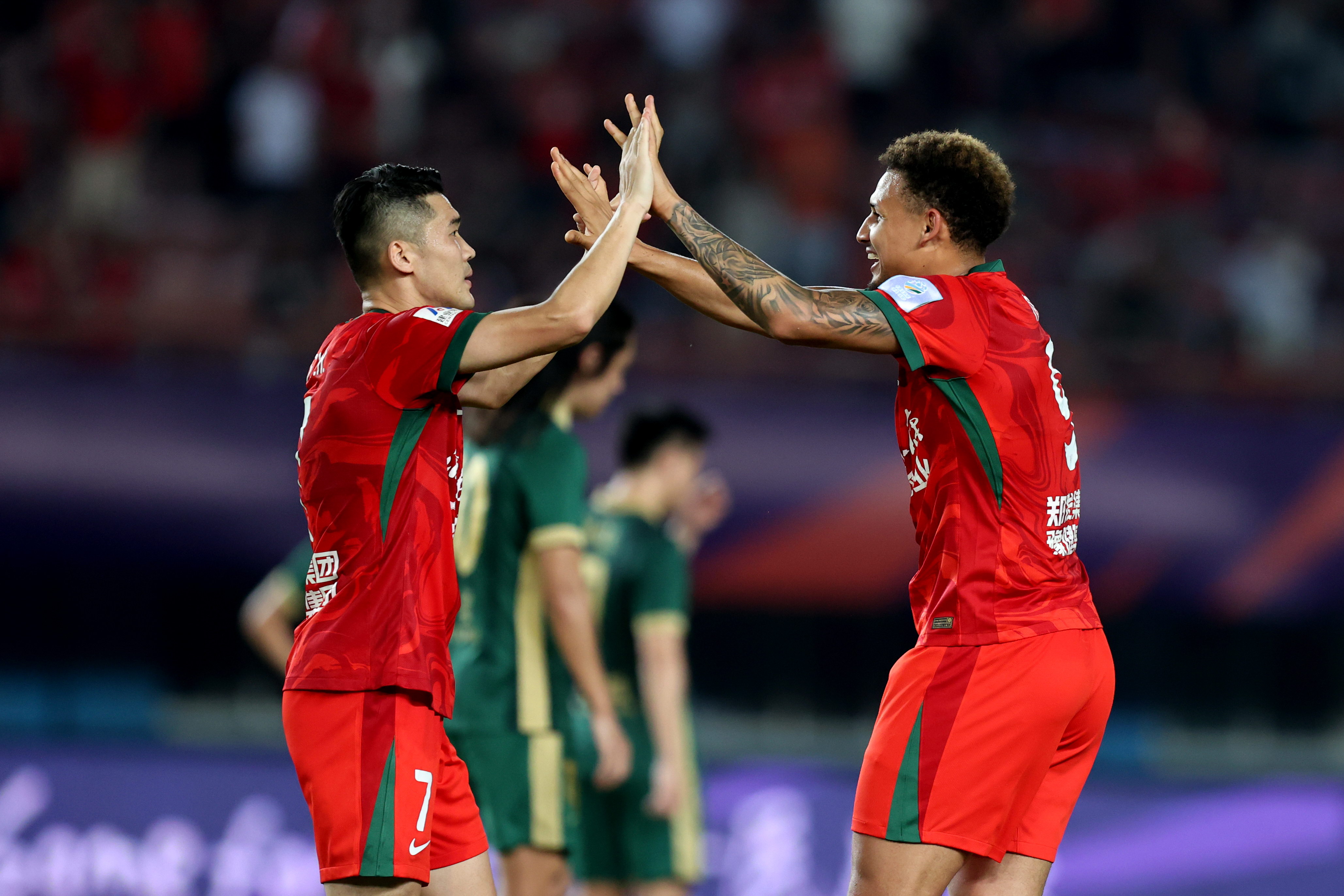 足球场上对抗激烈，球员心态调整争胜欲强