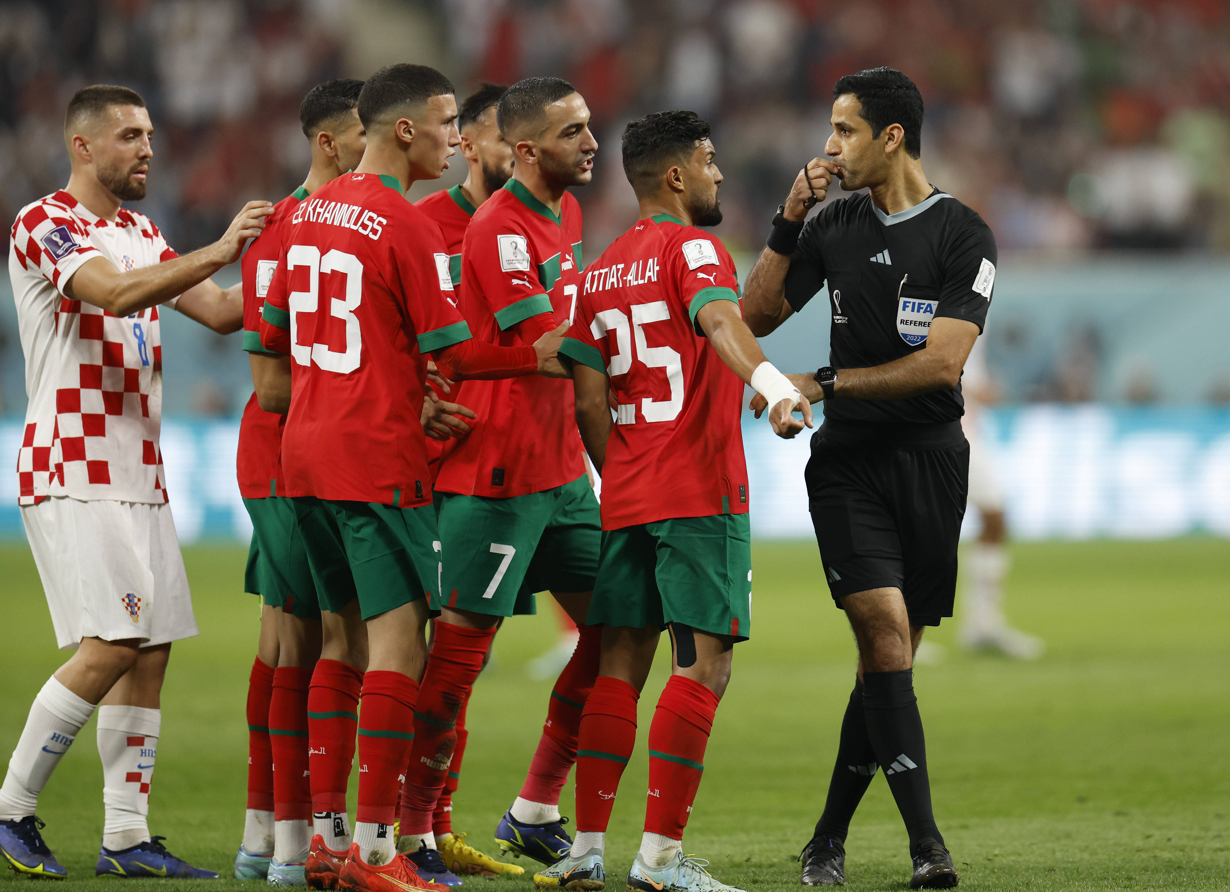 足球场上对抗激烈，球员心态调整争胜欲强