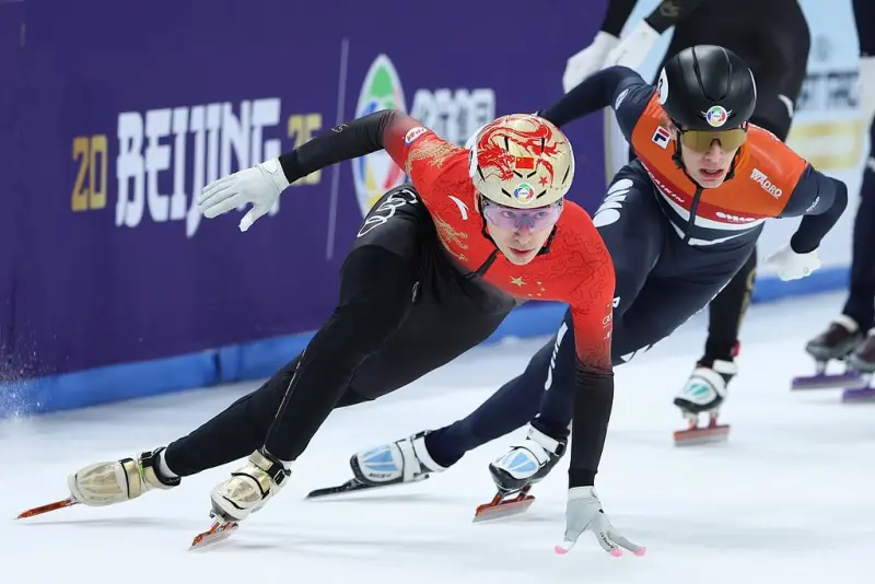 加拿大滑板运动员领先！冲刺终点线