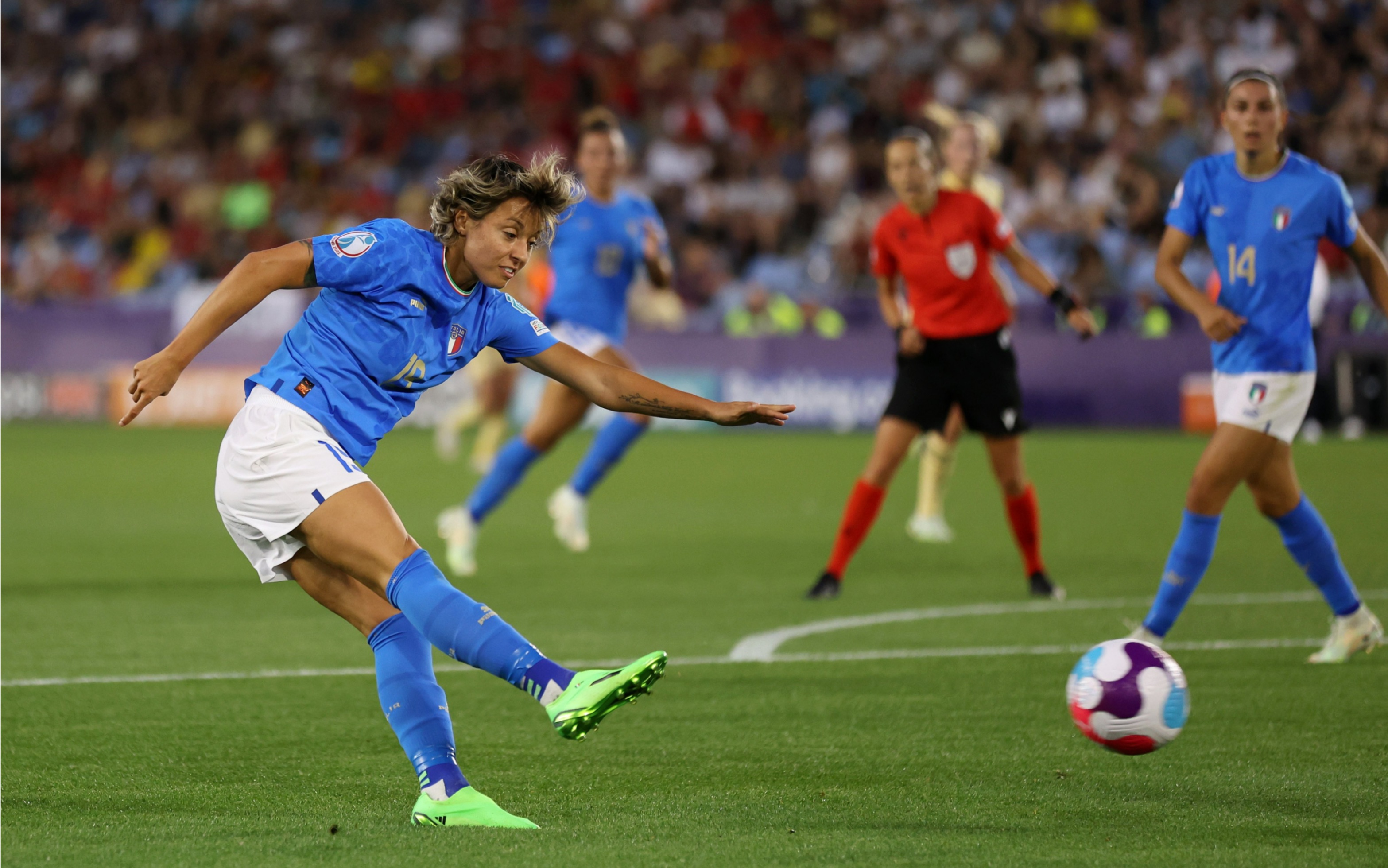 意大利女足队在国际赛事中获胜